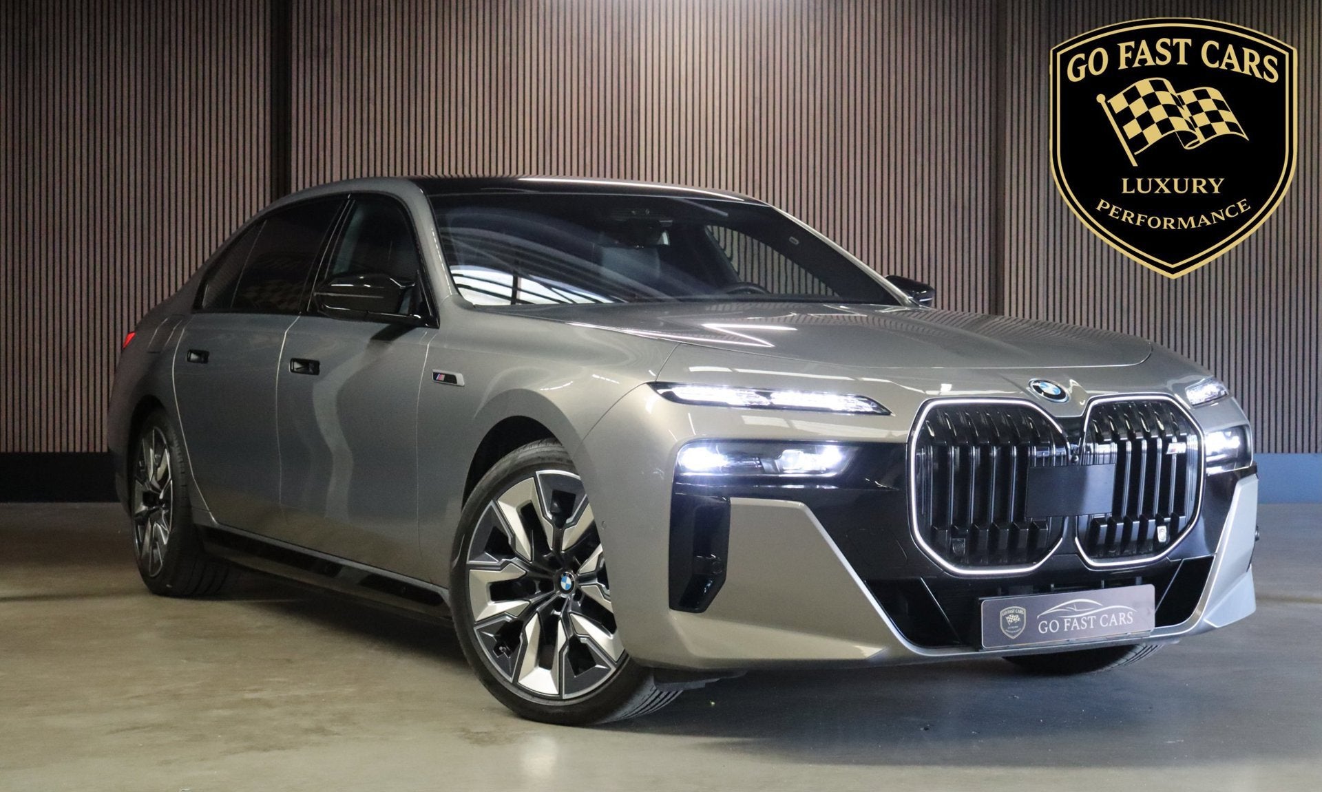 BMW 7-serie M760e xDrive|571 pk|Skylounge|BMW Iconic Glow kr, Auto's, BMW, Automaat, Dealer onderhouden, Gebruikt, 2000 kg