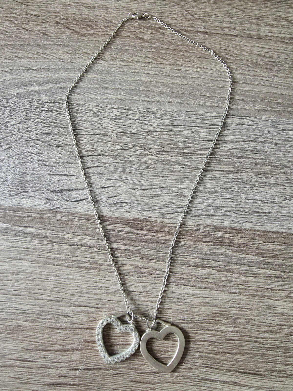Ketting met twee hartjes hangers, Overige materialen, Gebruikt, Met strass, Ophalen of Verzenden
