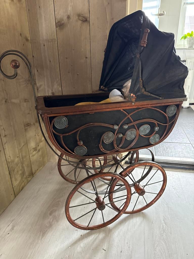 Antieke poppenwagen met pop - Decoratief en charmant, Kinderen en Baby's, Speelgoed | Poppen, Ophalen, Gebruikt, Overige typen