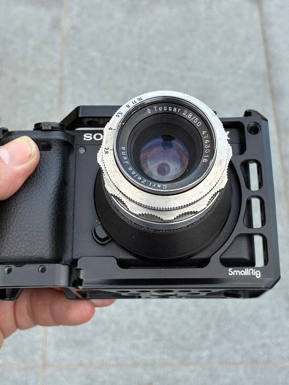Carl Zeiss Tessar 50mm F/2.8 met adapter voor Sony E, Sony E-mount, Gebruikt, Ophalen of Verzenden, 50 mm