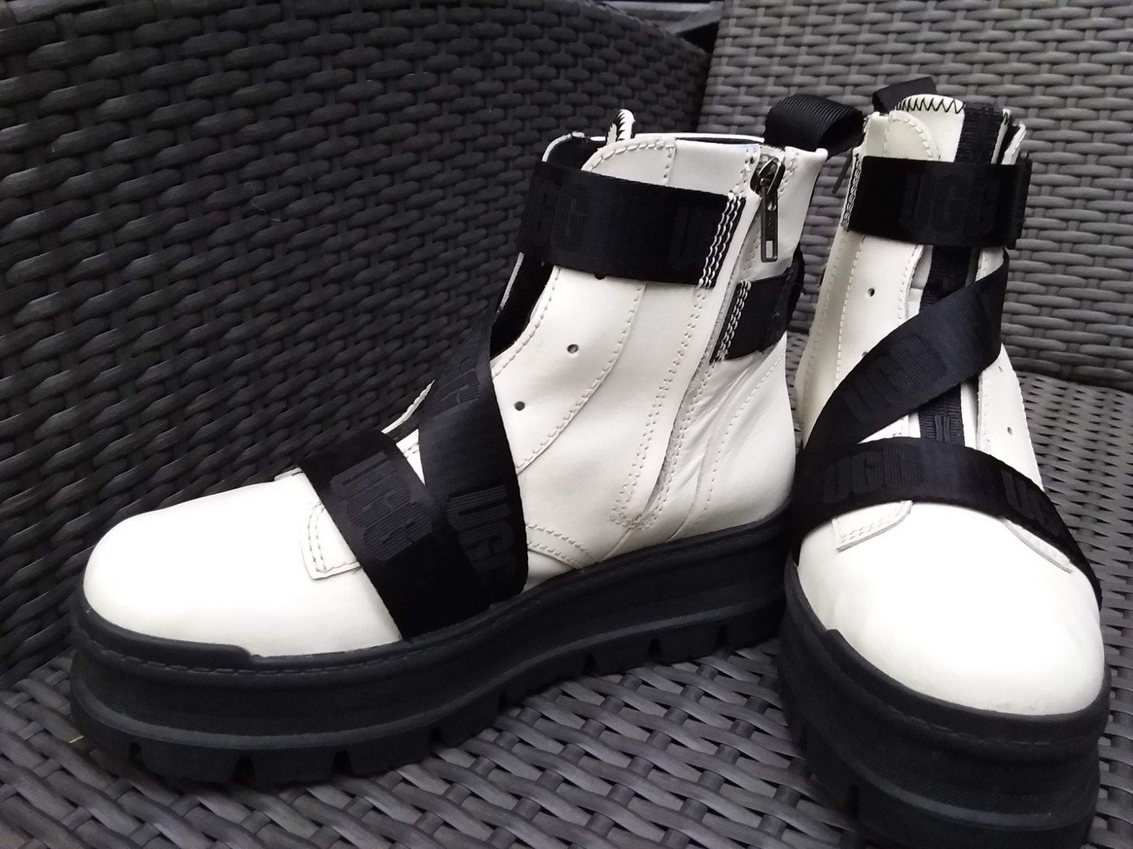 Ugg zwart/wit boots. Maat 38 SID, Ophalen of Verzenden, Zo goed als nieuw, Zwart, Snowboots