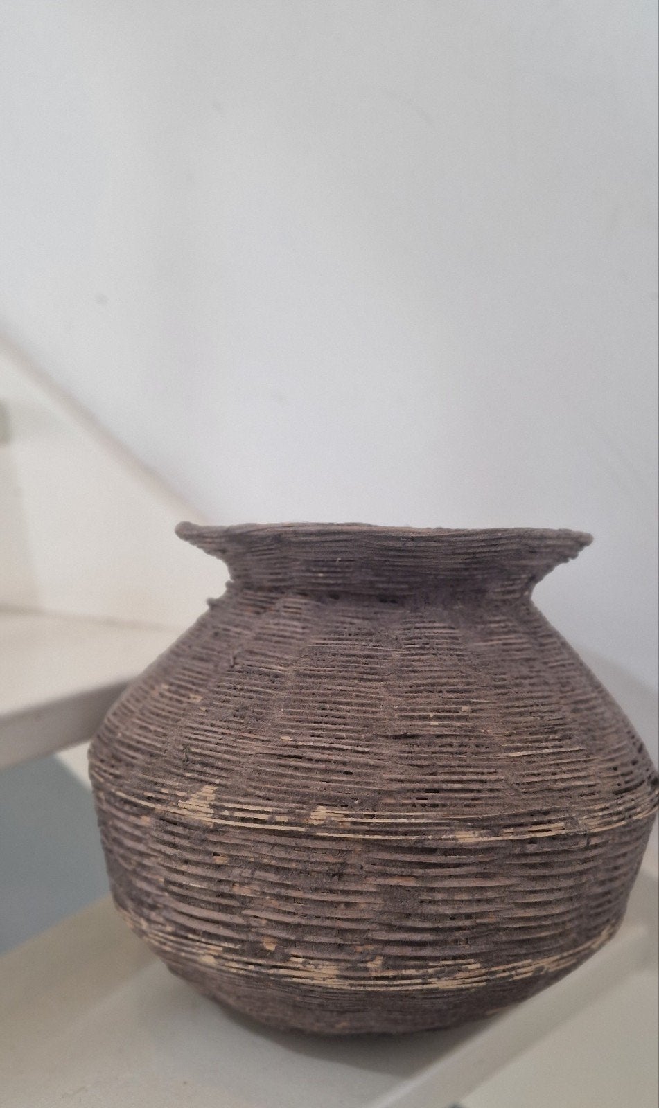 Stoere ronde leemmand - +/-32cm hoog, +/-25cm opening, Ophalen of Verzenden
