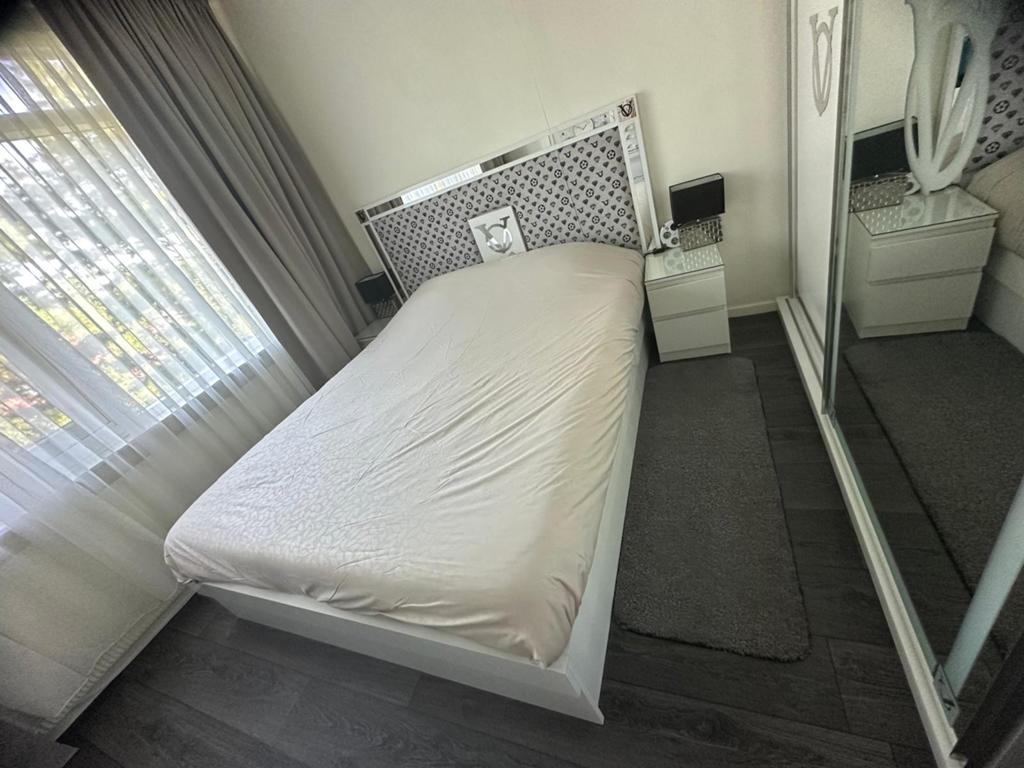 Complete Slaapkamer Set: Bed, Kledingkast & Nachtkastjes, Ophalen, Wit, Tweepersoons, Zo goed als nieuw