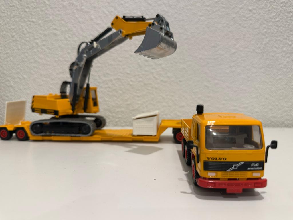Siku 4111 Volvo F10 met Menck M500H graafmachine, Ophalen of Verzenden, Zo goed als nieuw, Bus of Vrachtwagen, SIKU