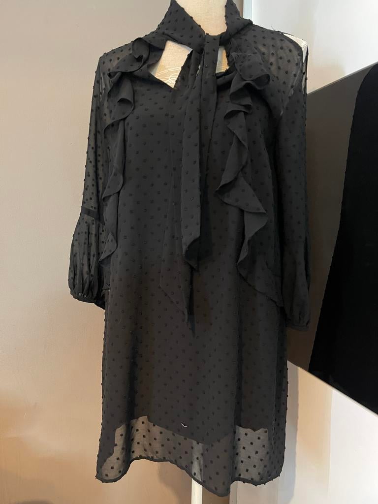 Zara Basic Zwarte Jurk met Ruches en Stippen, Maat 38/40 (M), Zwart, Ophalen of Verzenden, Zo goed als nieuw