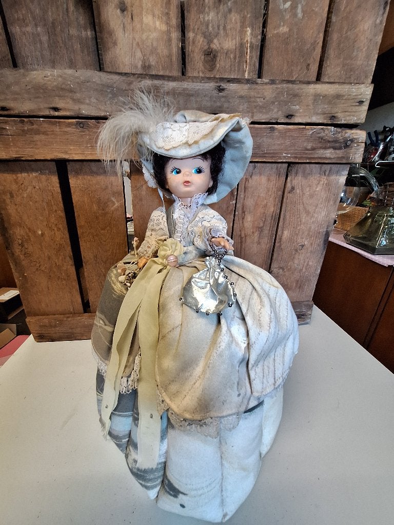 Sierlijke Pop op Theemuts - Vintage Decoratie, Verzamelen, Ophalen, Gebruikt, Pop
