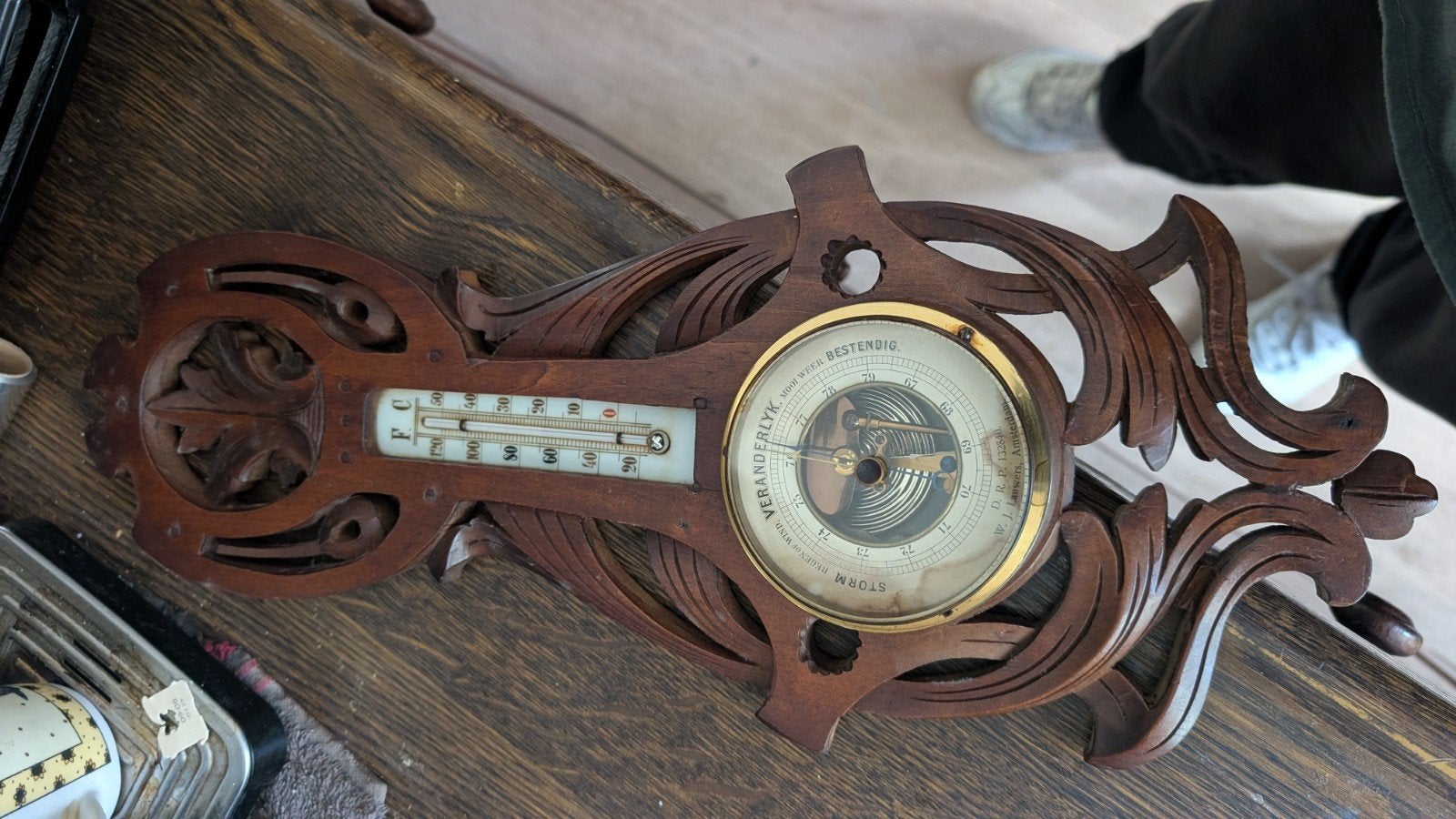Antieke Barometer en Thermometer - Houtsnijwerk, Audio, Tv en Foto, Weerstations en Barometers, Ophalen of Verzenden, Gebruikt