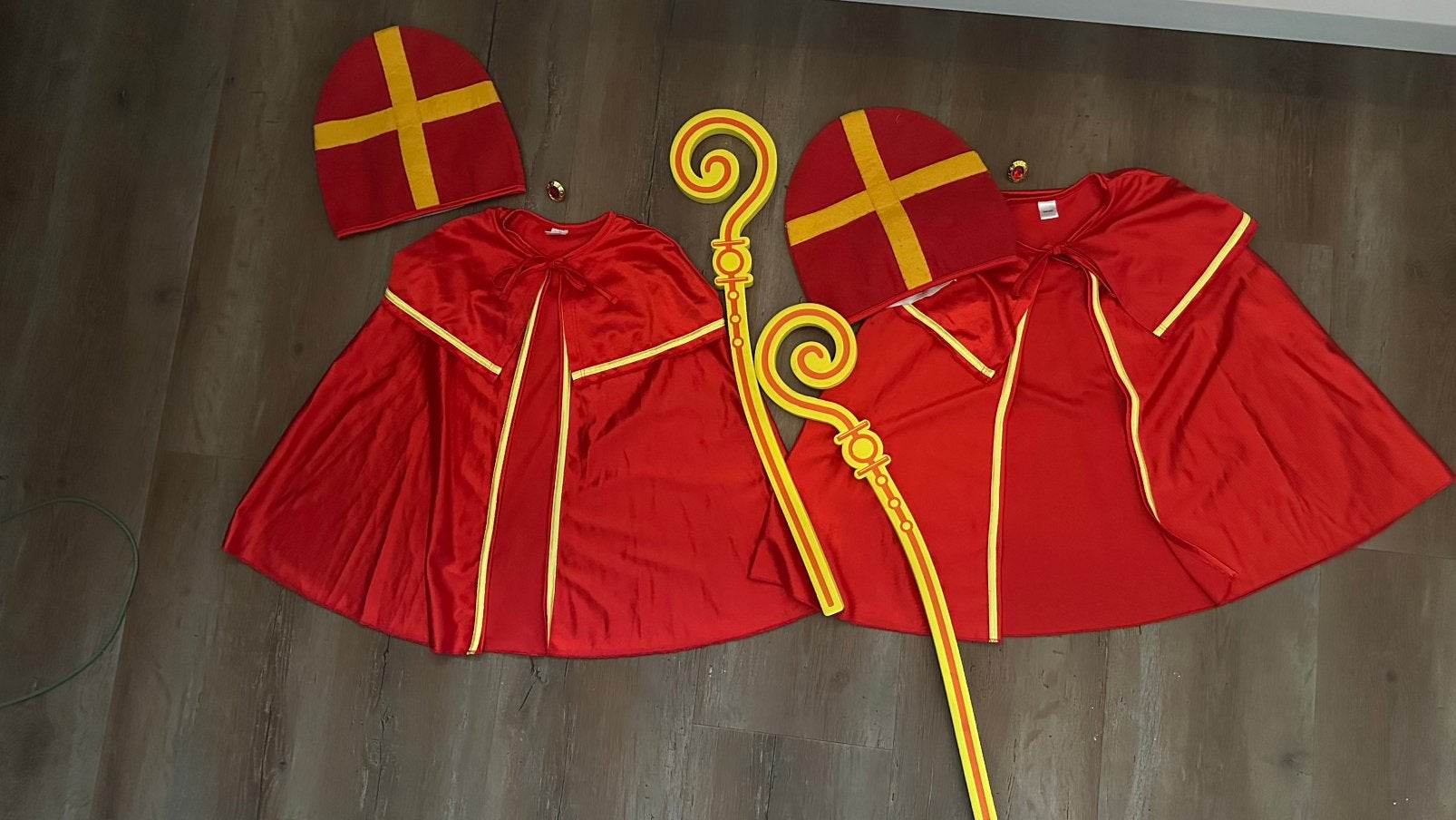 2 Sinterklaas verkleedpakjes, Ophalen of Verzenden, Gebruikt, Jongen of Meisje