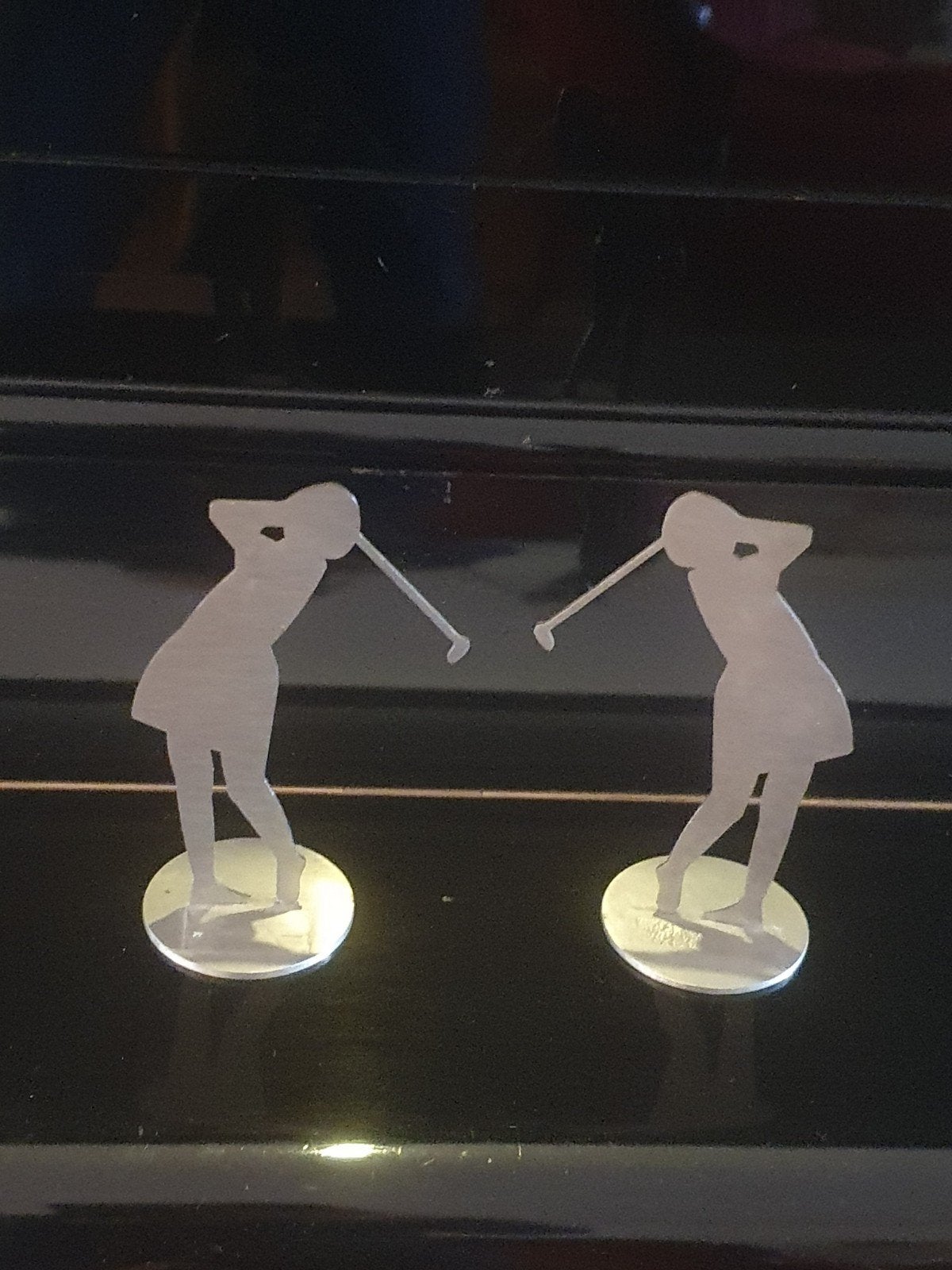 Stijlvol metalen beeldje golfster /  golfliefhebber 2 stuks, Ophalen