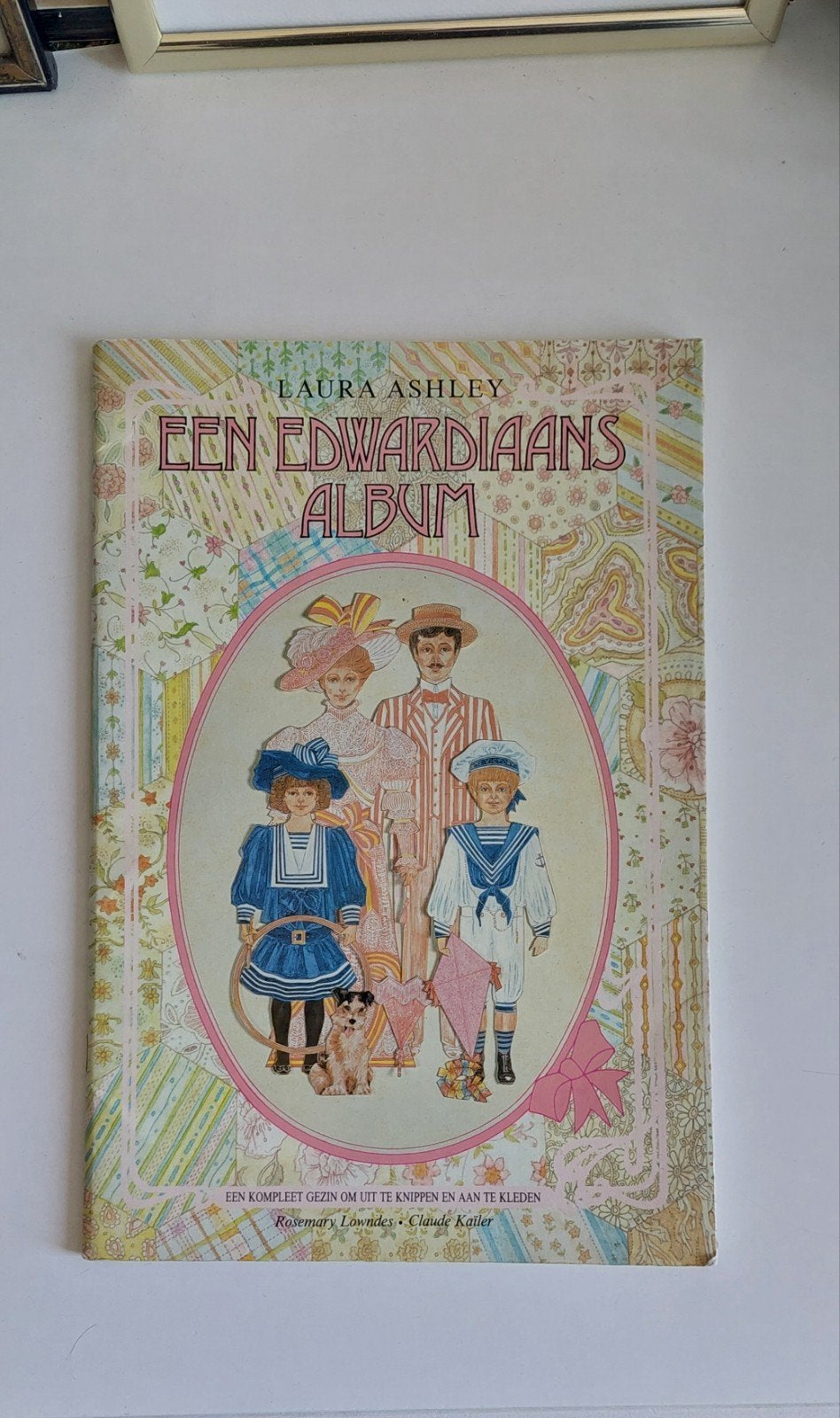 Laura Ashley Een  Edwardiaans Album uitknip mode en design., Ophalen of Verzenden