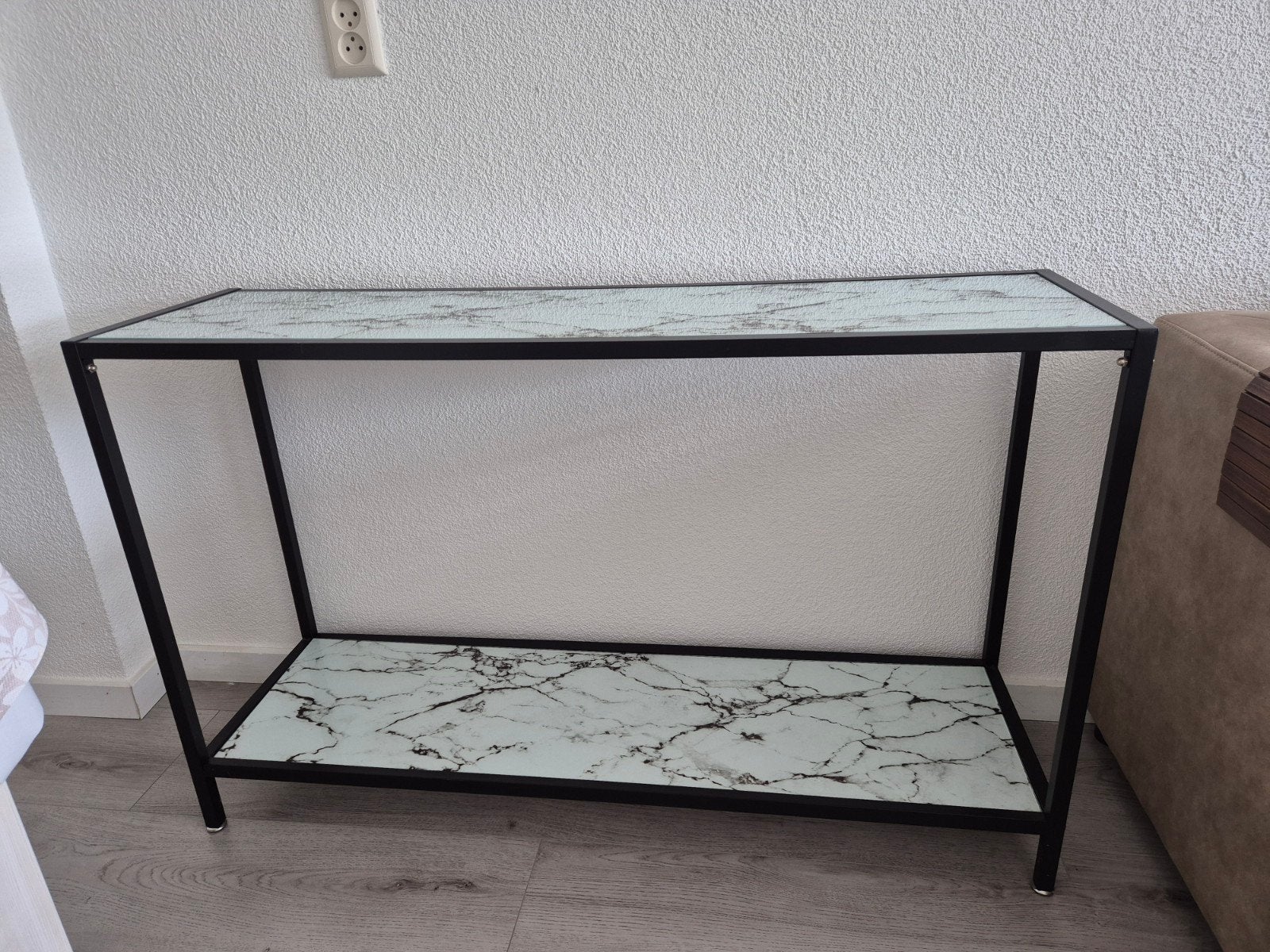 ​Moderne sidetable met marmerlook en zwart metalen frame, Ophalen of Verzenden, Zo goed als nieuw, 25 tot 50 cm, Rechthoekig