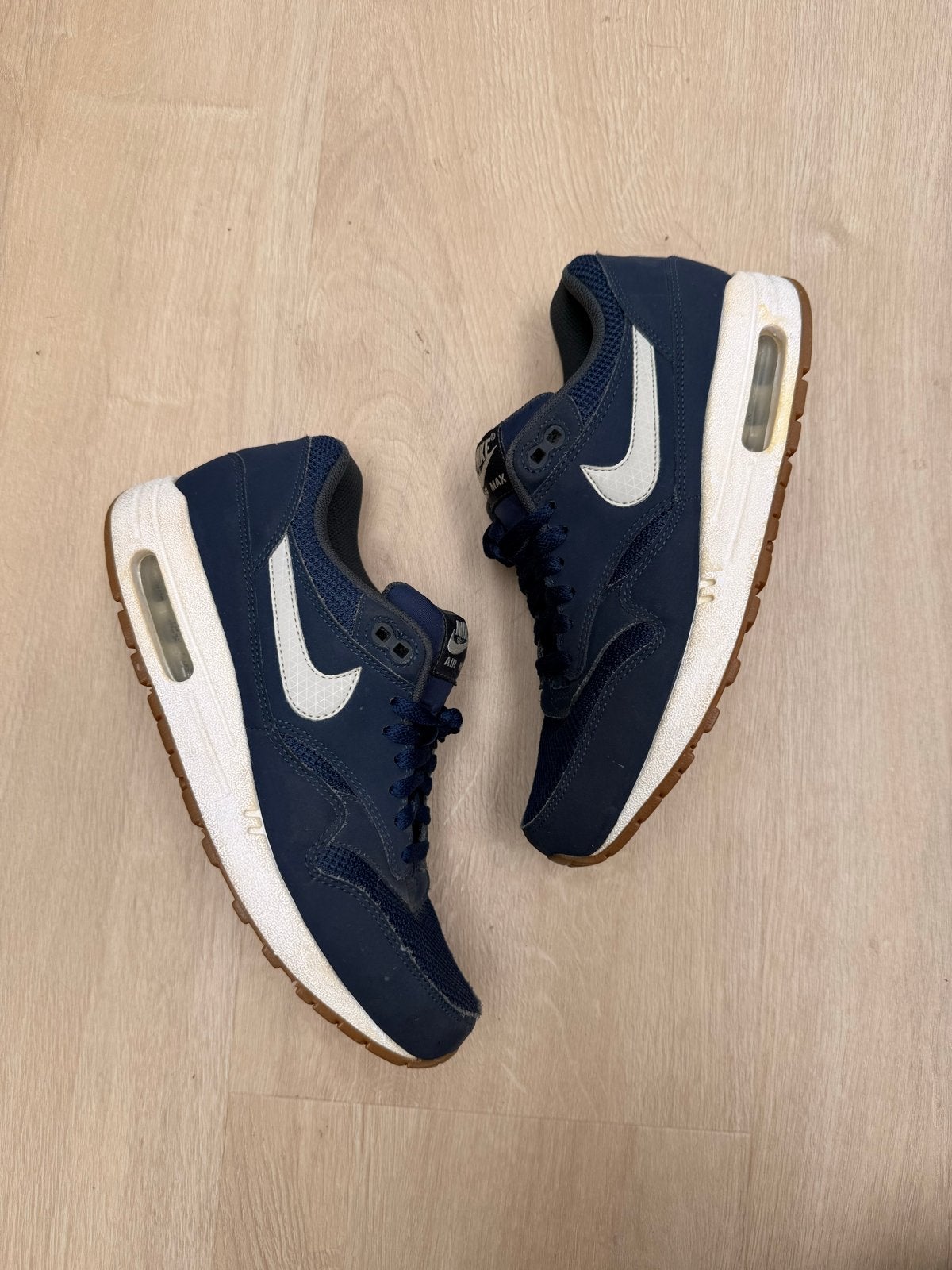 Nike Air Max 1 - Donkerblauw met witte zool, Kleding | Heren, Ophalen of Verzenden, Gedragen, Blauw, Sneakers of Gympen