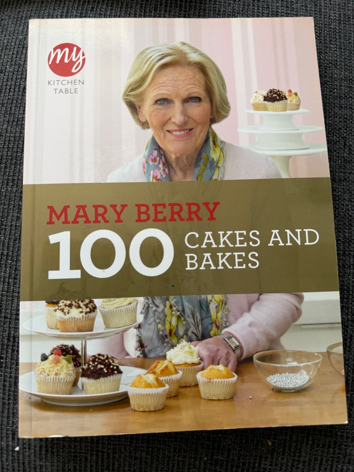 Mary Berry: 100 Cakes and Bakes - Bakboek, Boeken, Ophalen of Verzenden, Zo goed als nieuw, Taart, Gebak en Desserts