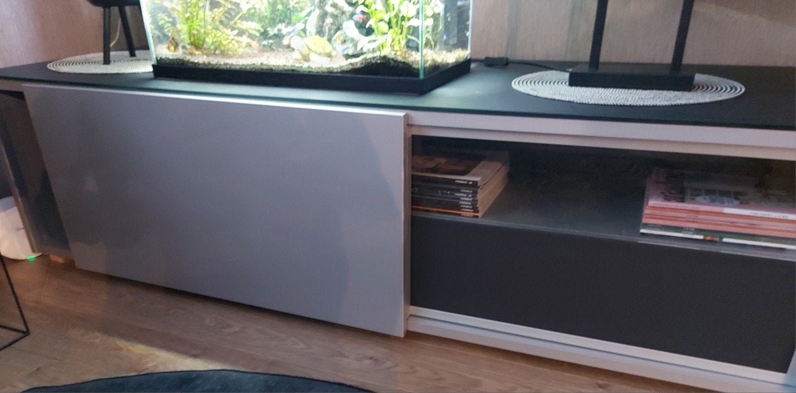 Modern tv-meubel met schuifdeuren en opbergruimte, Ophalen, 150 tot 200 cm, Minder dan 100 cm, Modern