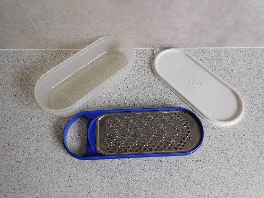 Tupperware Raspaardje Rasp en bakje Blauw, Huis en Inrichting, Blauw, Overige typen, Ophalen of Verzenden, Met deksel