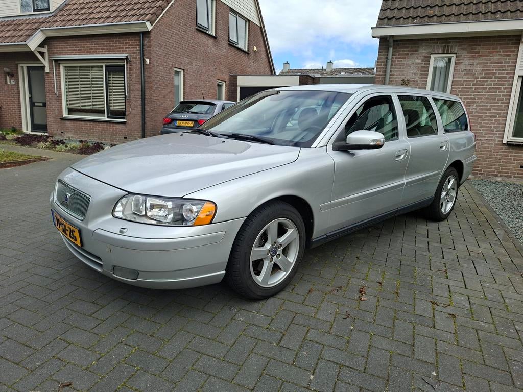 Volvo V70 2.4 140PK 2006 Grijs oersterke volvo, Voorwielaandrijving, 1800 kg, Zwart, Stationwagon