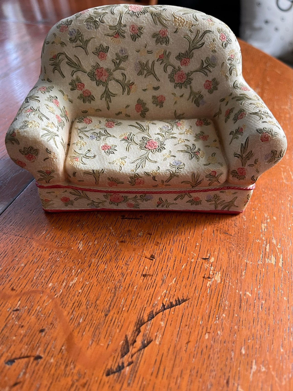 Miniatuur stenen bankje met bloemenprint - Close to Heart, Vintage, Gebruikt, Meerkleurig, Ophalen of Verzenden