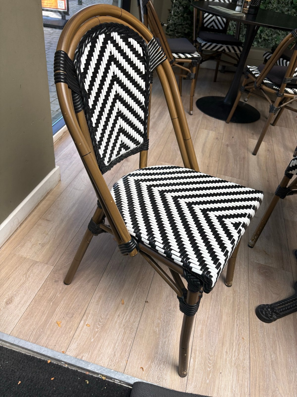 2 verschillende sets stoelen en 1 type brasserie tafel, Ophalen, Gebruikt, Bruin, Vijf, Zes of meer stoelen