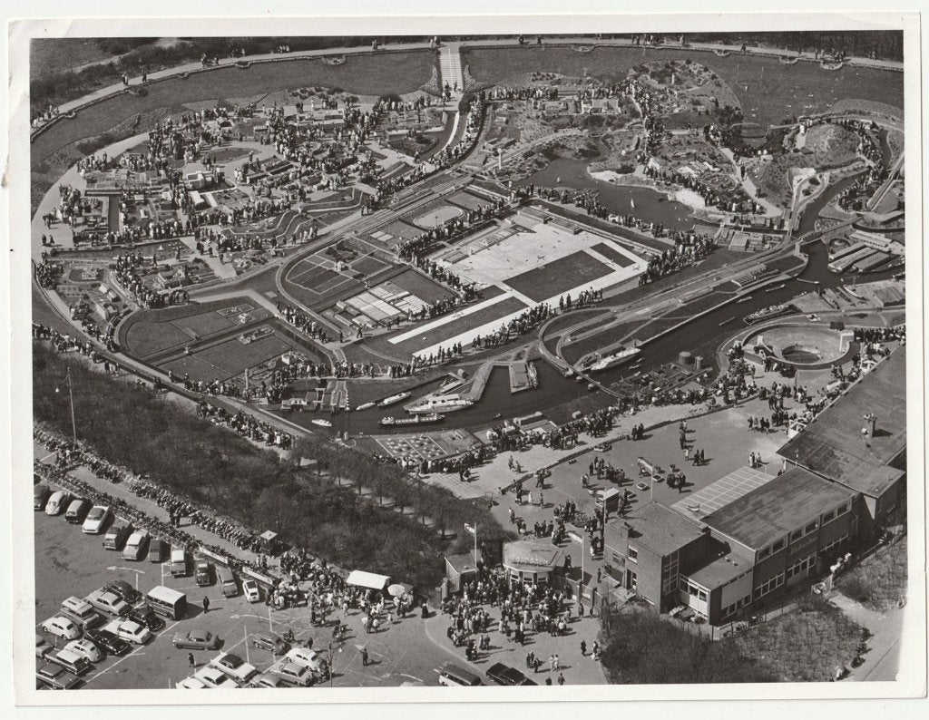 Madurodam grote oude persfoto / luchtfoto jaren '50, Verzamelen, Gebruikt, Verzenden, Foto, 1940 tot 1960