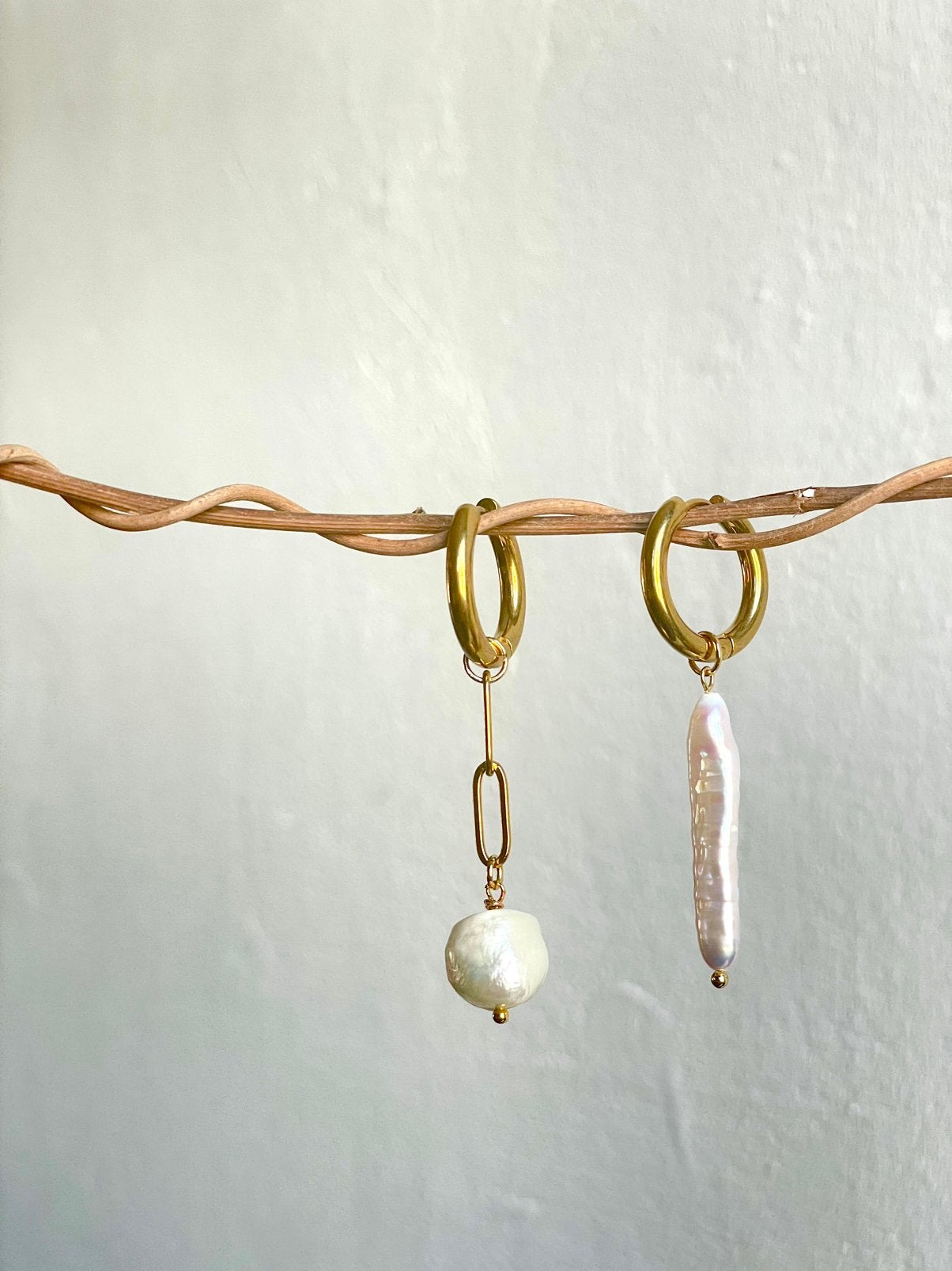 2 verschillende oorbellen creolen, Hangers, Nieuw, Ophalen of Verzenden, Goud