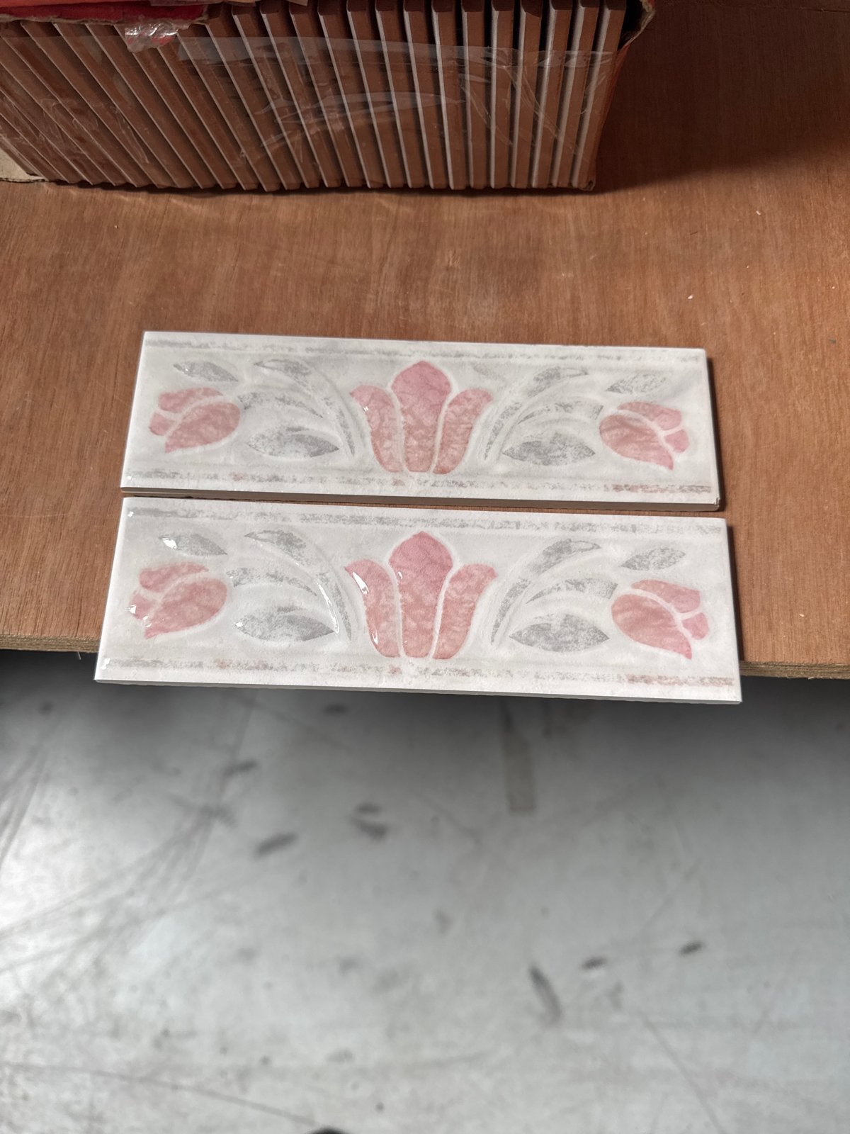 38 stuks decoratieve tegels met roze bloemmotief, Ophalen, Gebruikt, Minder dan 20 cm, 20 tot 40 cm
