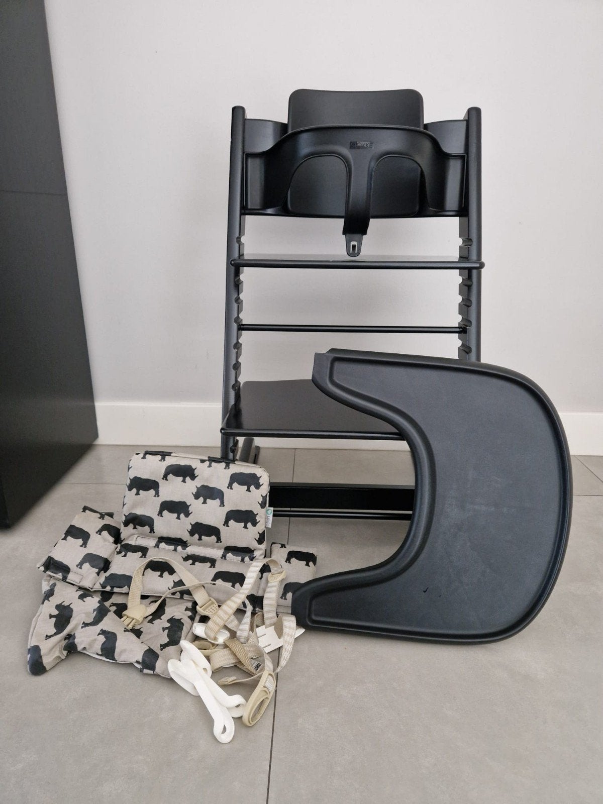 Stokke Tripp Trapp stoel zwart, Kinderen en Baby's, Kinderstoelen, Ophalen, Gebruikt, Meegroeistoel, Gordel(s)