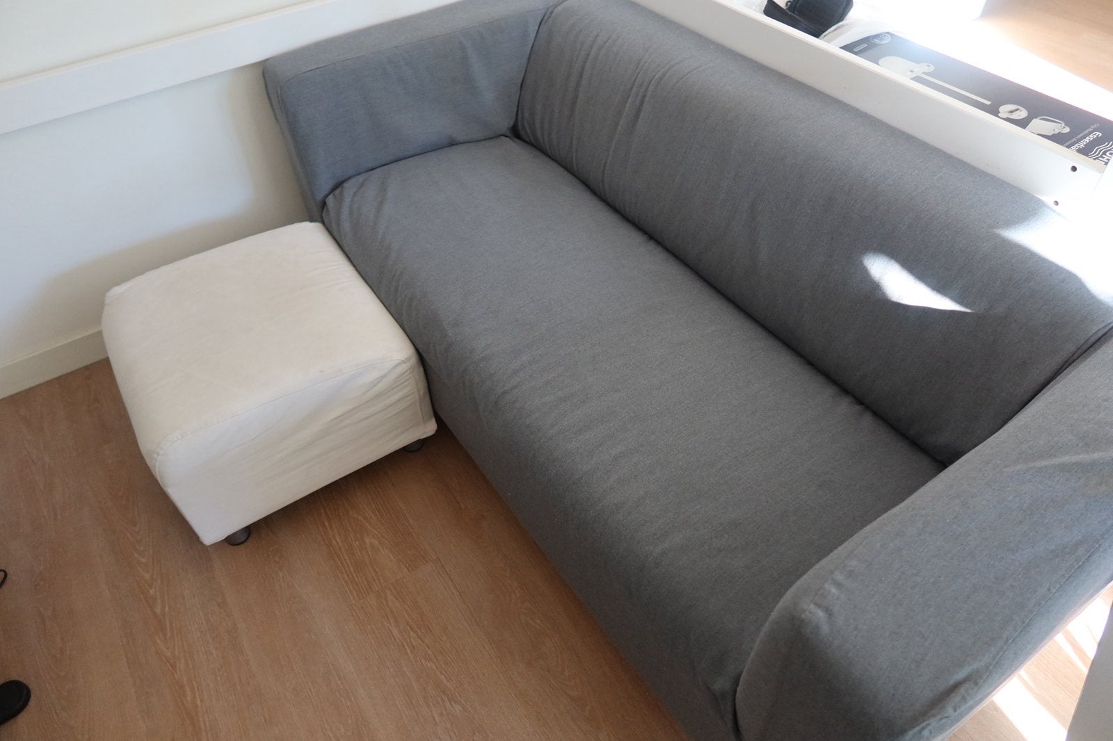 IKEA KLIPPAN bank grijs + poef wit, Ophalen, Gebruikt, 150 tot 200 cm, Tweepersoons