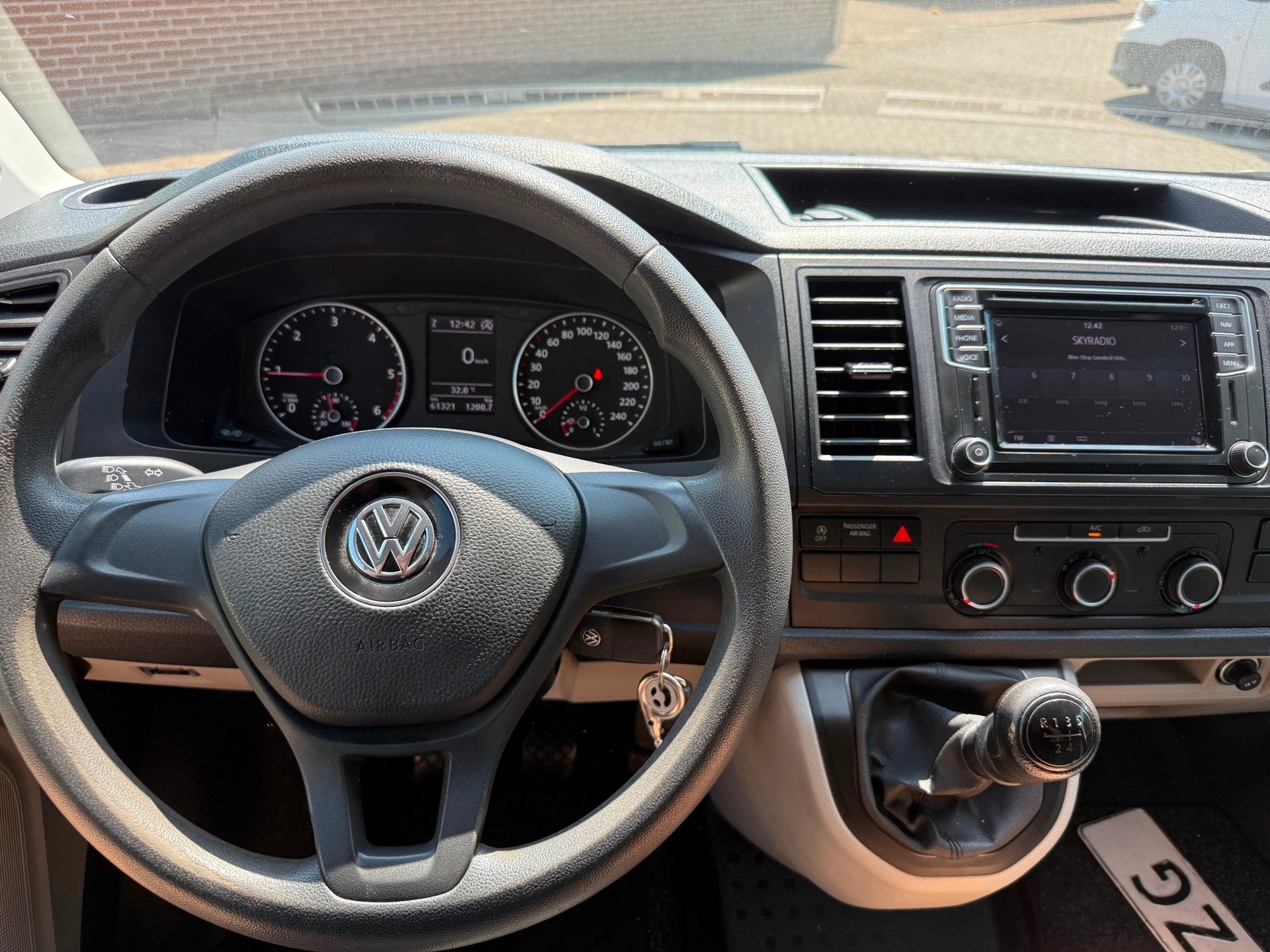 Volkswagen Transporter 2.0 TDI L1H1 euro 6 2x schuifdeur 3-z, Auto's, Voorwielaandrijving, Gebruikt, Euro 6, 4 cilinders
