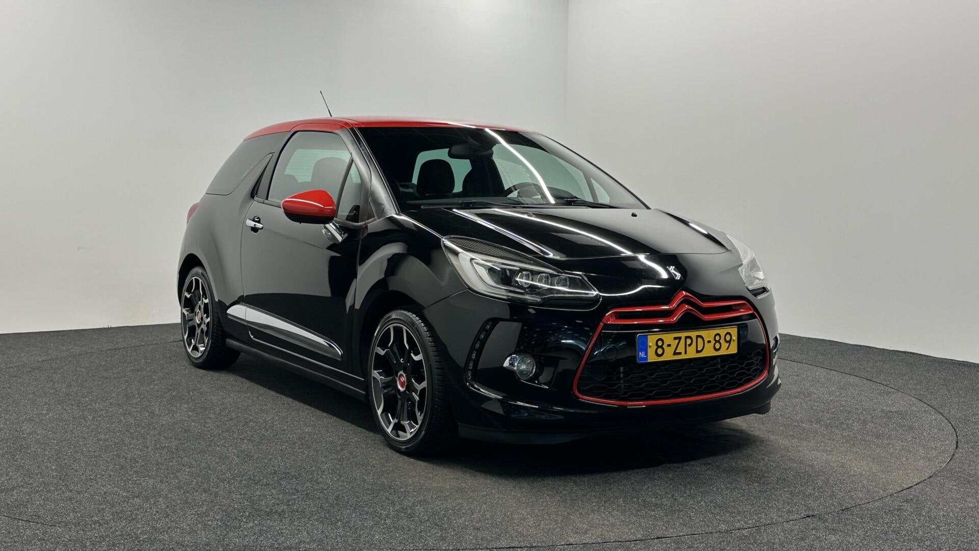 Citroen DS3 1.2 PureTech So Red|NAP|Navi|Camera|Trekhaak|, Stof, Met garantie (alle), Zwart, Origineel Nederlands