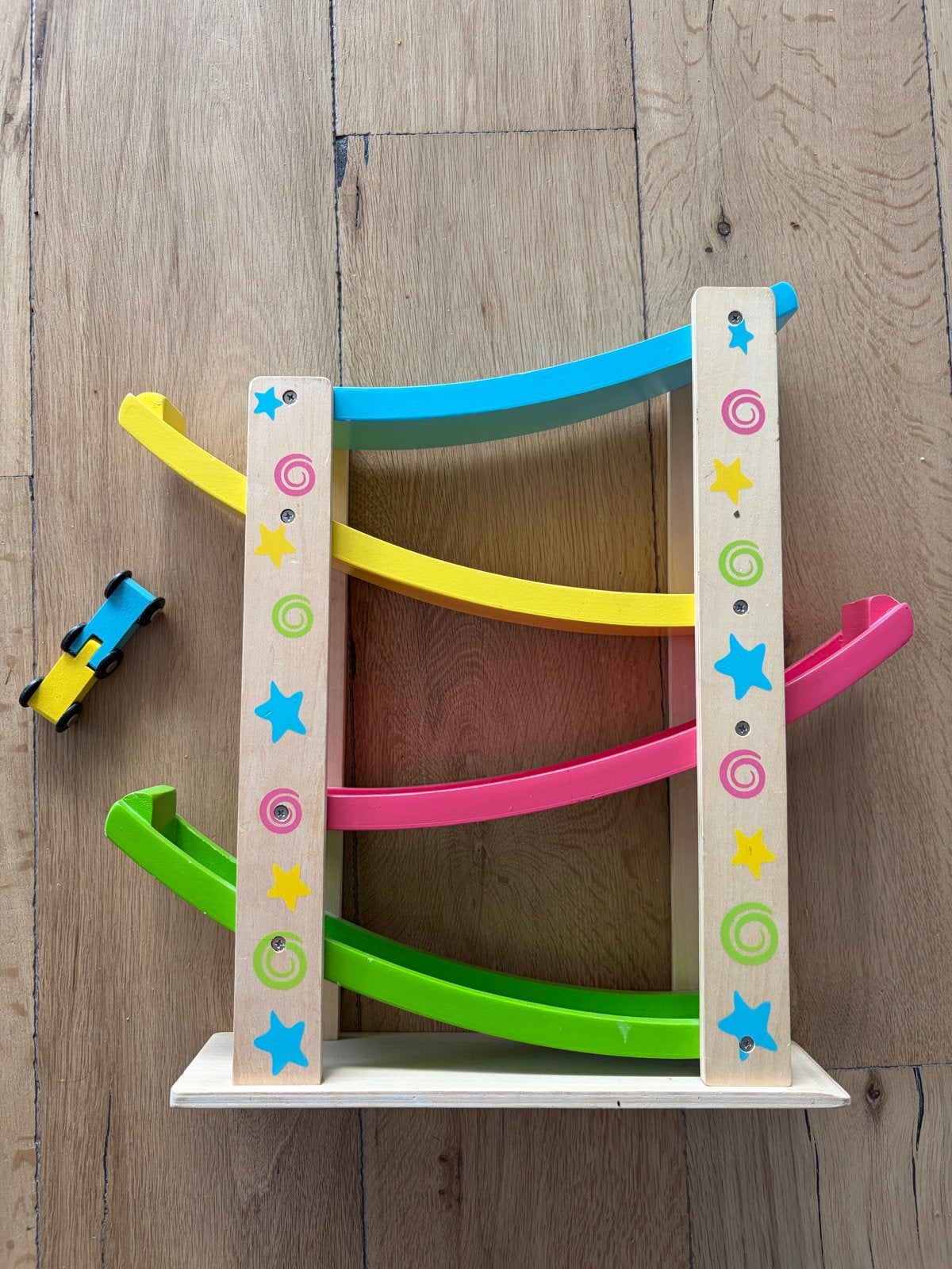 Houten autobaan met auto van New Classic Toys, Kinderen en Baby's, Ophalen of Verzenden, Zo goed als nieuw, Rij- of Hobbelspeelgoed
