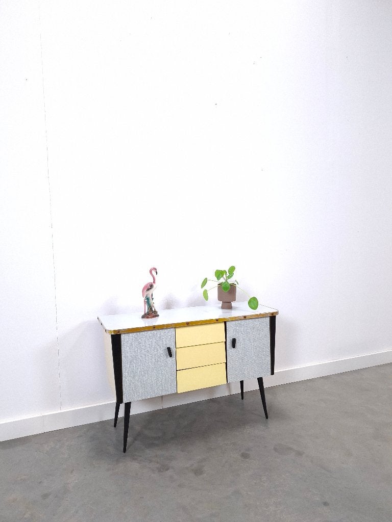Jaren 50 lichtblauw geel kastje met formica en schuine poten, Gebruikt, Overige houtsoorten, 3 of 4 laden, Minder dan 100 cm
