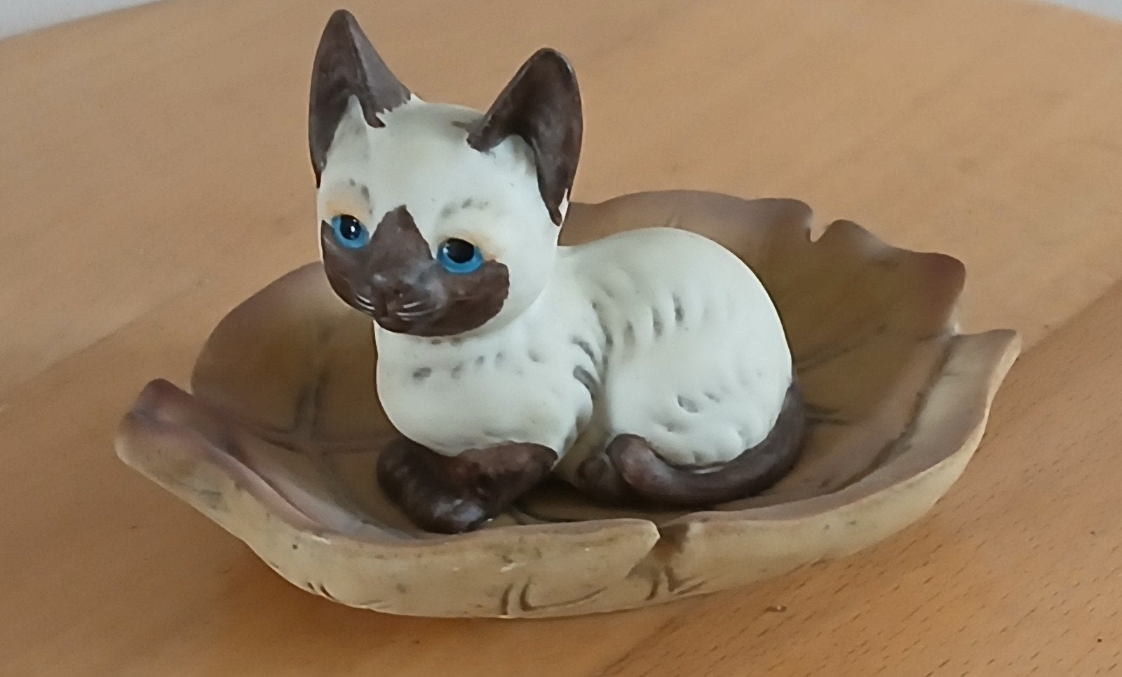 Vintage Siamese Kat Beeldje op Blad - Keramiek, Ophalen of Verzenden, Zo goed als nieuw, Hond of Kat, Beeldje of Figuurtje