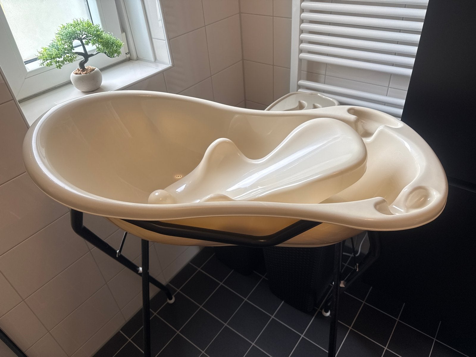 Baby badje met standaard en badzitje - Zo goed als nieuw, Zo goed als nieuw, Badje, Standaard, Ophalen