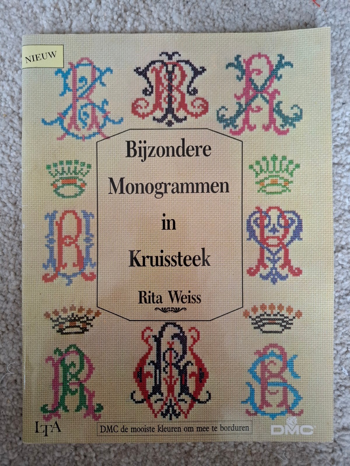 Bijzondere Monogrammen in kruissteek Rita Weiss, Hobby en Vrije tijd, Borduren en Borduurmachines, Ophalen of Verzenden, Patroon