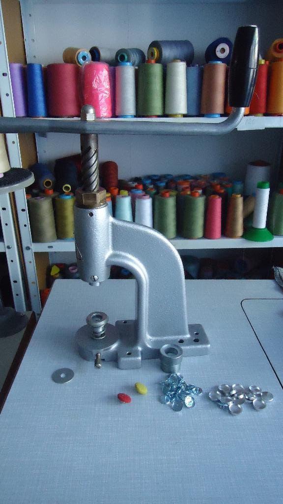 Astor knopenpers met matrijs 28, Hobby en Vrije tijd, Overige merken, Gebruikt, Ophalen of Verzenden, Naaimachine
