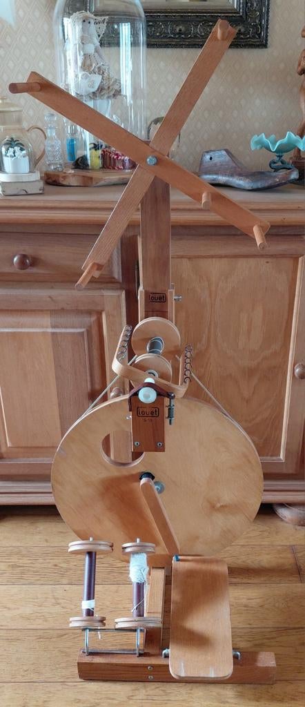 Louët spinnewiel S10 met wolhaspel en 3 klossen, Ophalen of Verzenden, Gebruikt, Spinnewiel