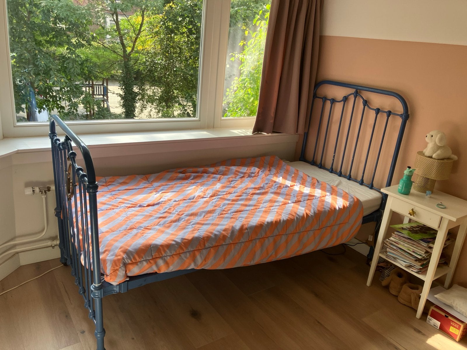 Vintage blauw metalen (kinder)bed met wieltjes, Ophalen