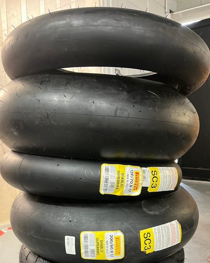 2 Sets NIEUWE Racebanden - Pirelli SC3 / Dunlop D212, Motoren, Ophalen of Verzenden, Nieuw
