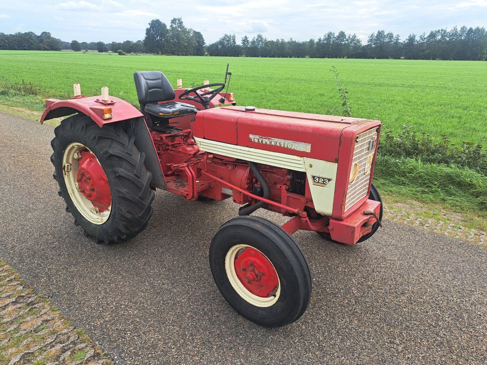 cormick 323 tractor trekker agrarisch landbouw ihc, Tot 2500, Oldtimer, Tot 80 Pk, Ophalen