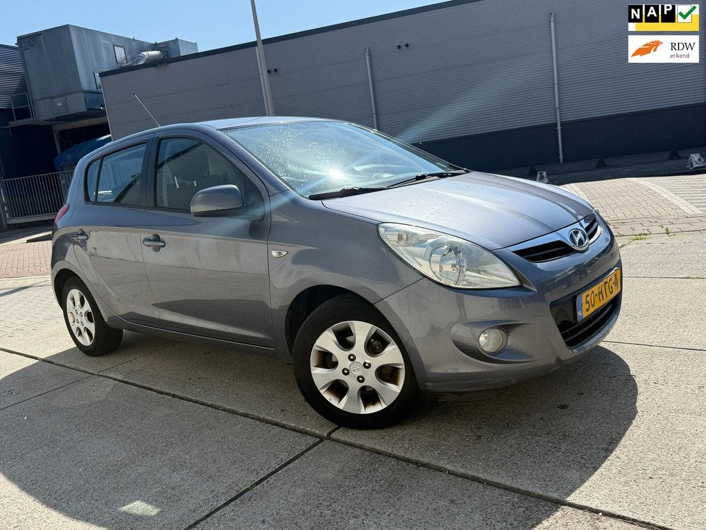 Hyundai I20 1.4i i-Catcher AUTOMAAT AIRCO APK 2027, Auto's, Hyundai, 4 cilinders, 1396 cc, Leder en Stof, Automatische klimaatregeling