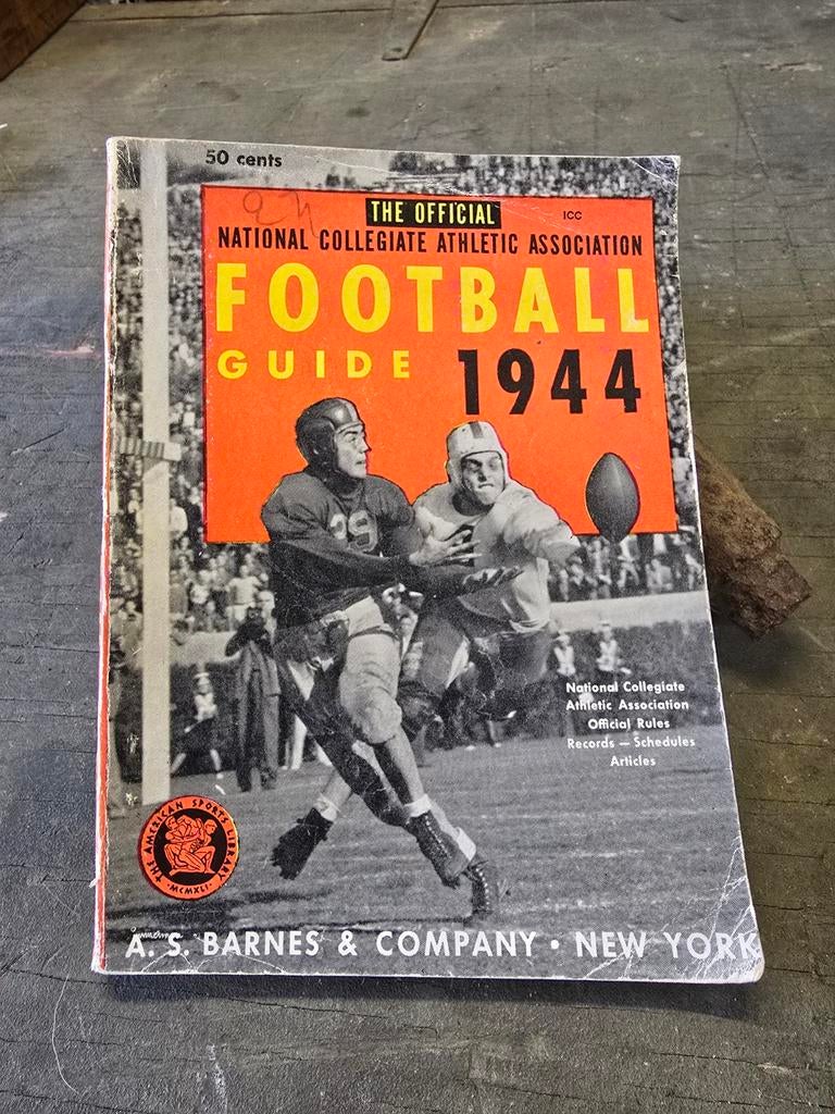 WWII US Football guide 1944, Ophalen of Verzenden, Amerika, Embleem of Badge