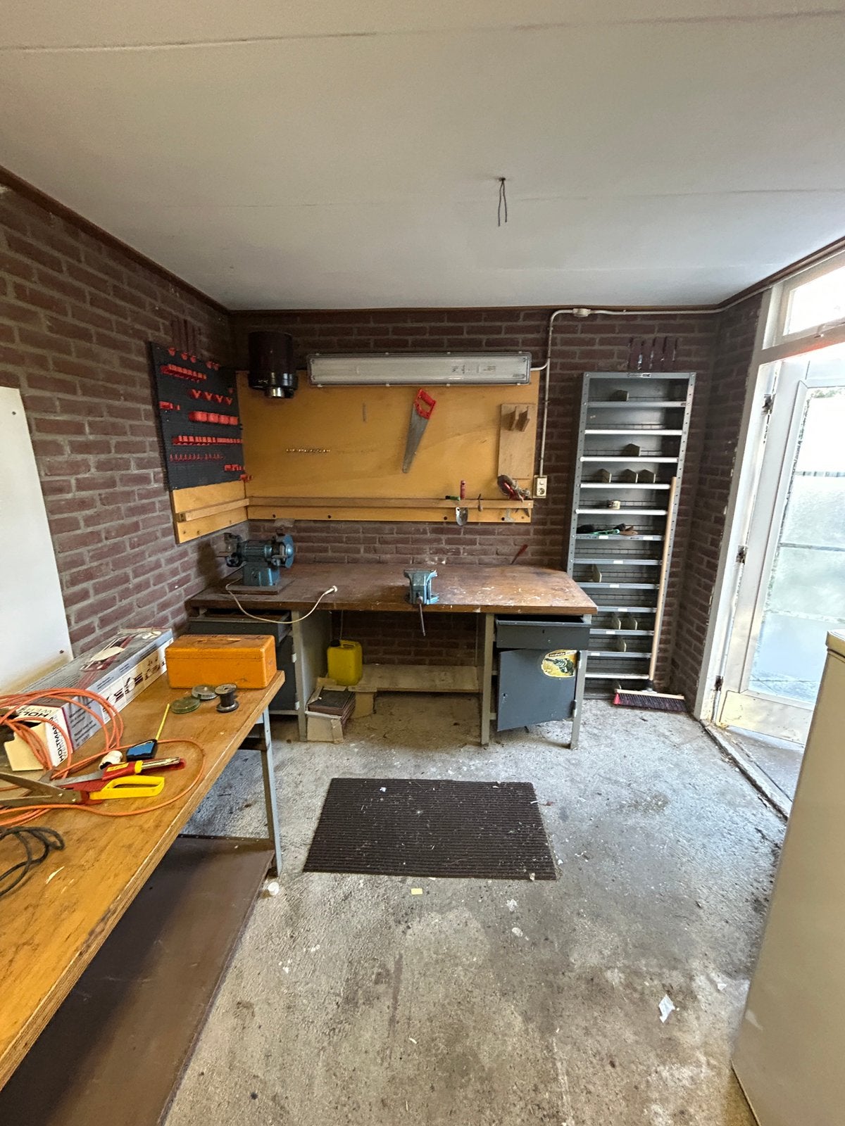 2 stevige werkbanken en een complete gereedschapstafel, Ophalen, Gebruikt, Bankschroef