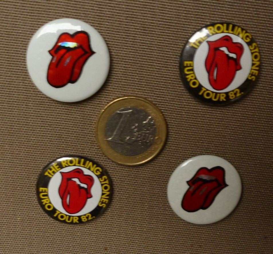 4x 40 jaar oude Rolling Stones buttons 2 sets a 2 stuks, Verzamelen, Speldjes, Pins en Buttons, Ophalen of Verzenden, Zo goed als nieuw