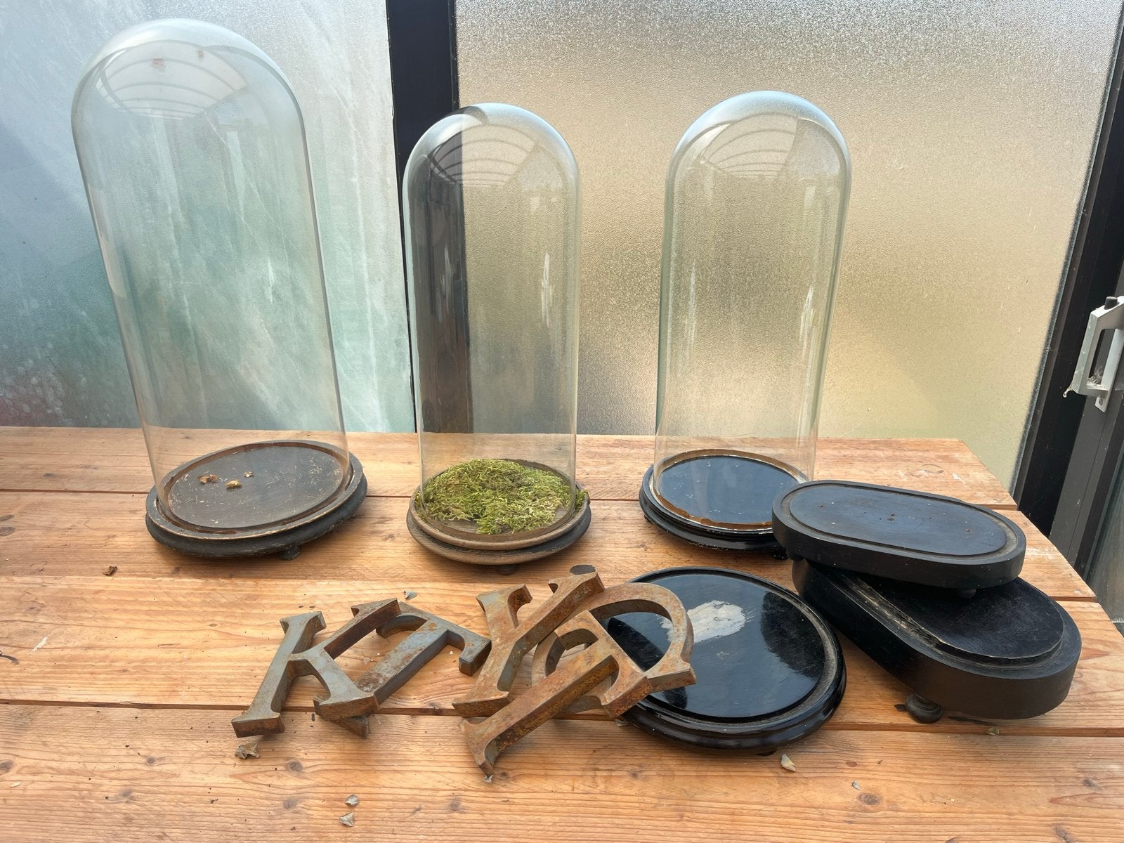 Antieke glazen stolpen met houten voet, Antiek en Kunst, Ophalen