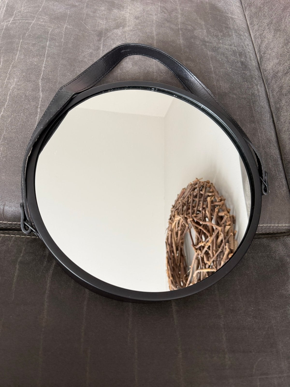 Zwarte ronde hangspiegel met leren band, Huis en Inrichting, Woonaccessoires | Spiegels, Minder dan 50 cm, Gebruikt, Rond, Ophalen of Verzenden