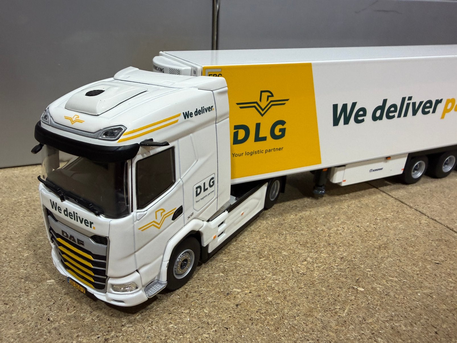 WSI DAF XG 6x2 MIDLIFT DLG LOGISTICS, Hobby en Vrije tijd, Ophalen of Verzenden, Nieuw, Bus of Vrachtwagen, Wsi