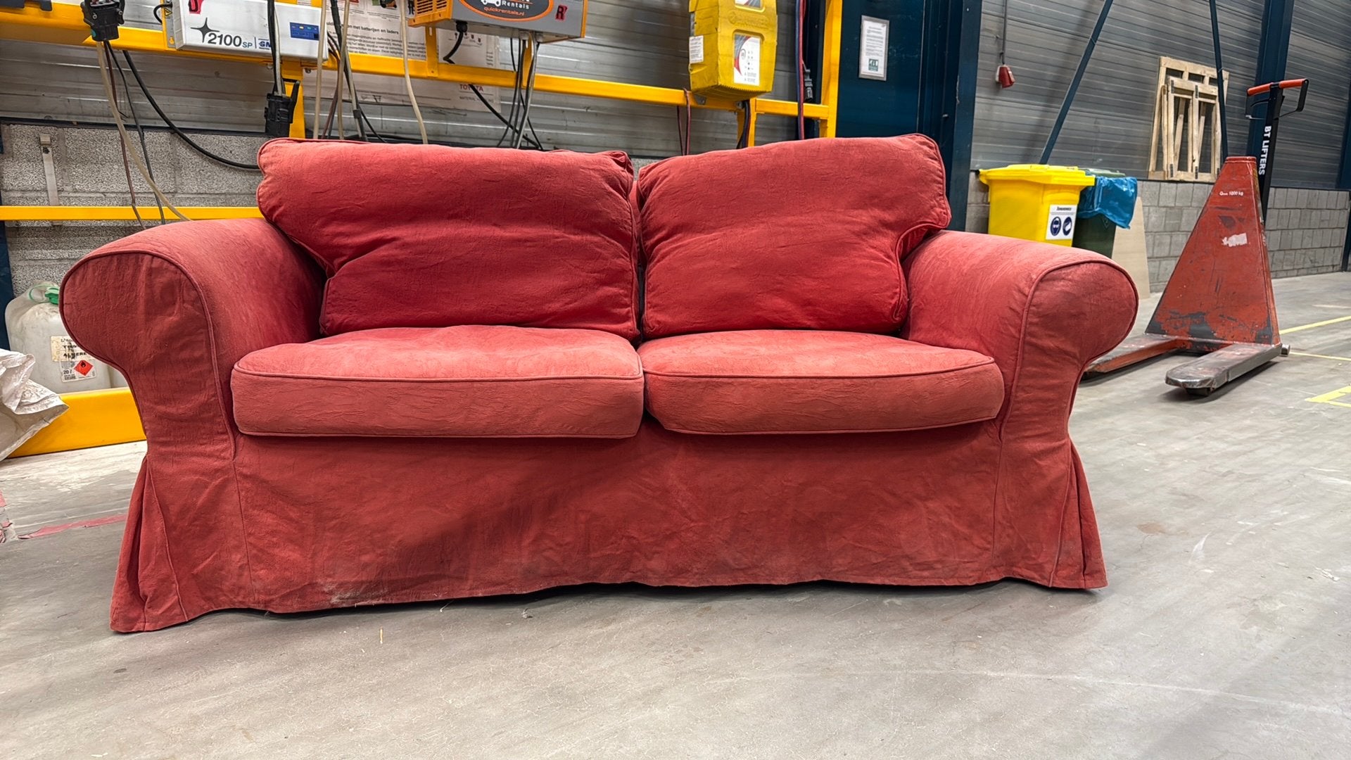 Comfortabele 2-zits bank - Oranje/Rood, Ophalen, Gebruikt, 150 tot 200 cm, Tweepersoons