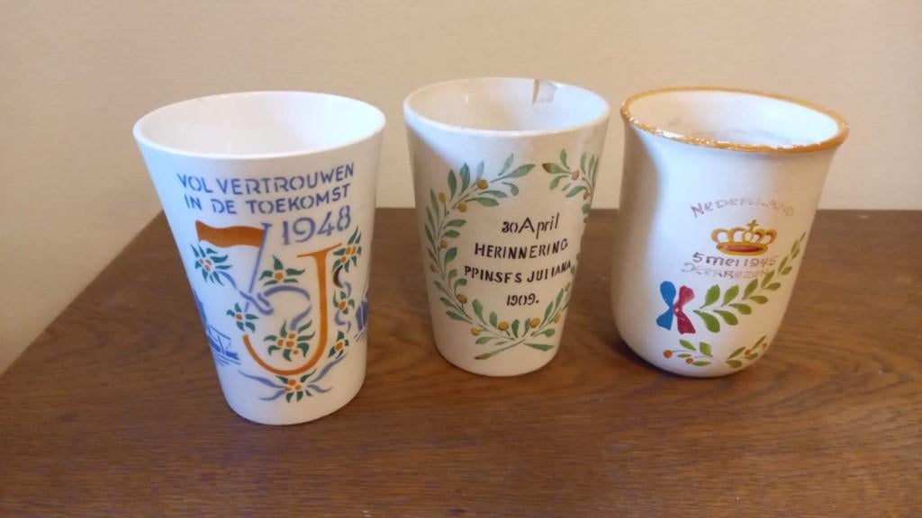 Oranje bevrijdings kopjes 3 stuks, Ophalen, Zo goed als nieuw, Porselein, Kop en/of schotel