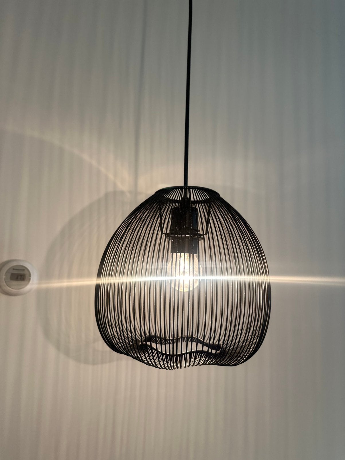Foto 3 van Twee zwarte draad hanglampen / Two black wire hanging lamps