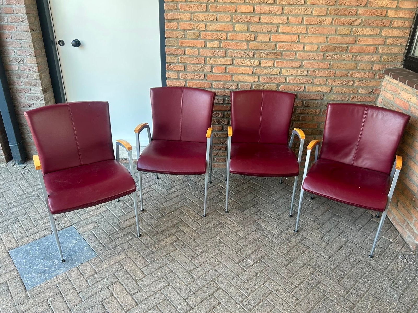 Set van 4 bordeauxrode stoelen met armleuningen, Gebruikt, Leer, Ophalen of Verzenden, Vijf, Zes of meer stoelen